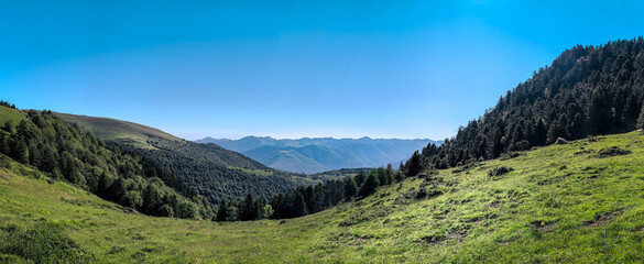 Fototapeta na wymiar Des montagnes dans les Hautes-Pyrénées