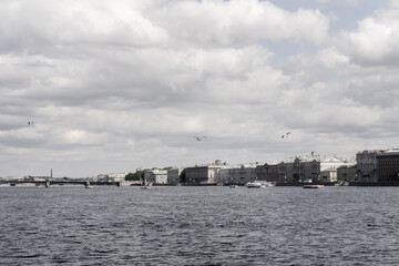 Naklejka premium cumulus clouds and waves on the Neva river in St. Petersburg