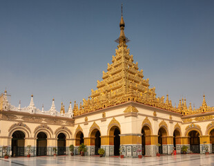 Fototapeta na wymiar Golden Stupa of the Mahamuni Pagoda