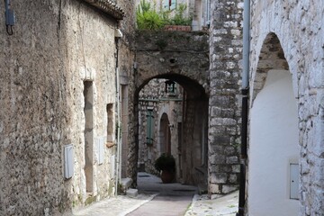 Fototapeta na wymiar Rue étroite et piétonne de Saint Paul de Vence, ville de Saint Paul de Vence, Département des Alpes Maritimes, France