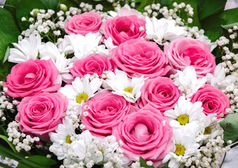 Obraz na płótnie Canvas pink roses in a bouquet with white chrysanthemums
