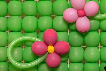 Balões coloridos em decoração de evento.