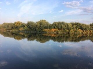 Fototapeta na wymiar autumn in the river.