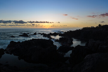 coucher de soleil sur la côte de l'océan
