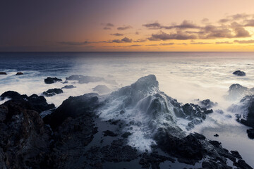 Obraz premium coucher de soleil sur la côte de l'océan