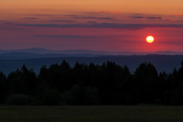 Sonnenaufgang auf der Wasserkuppe, dem höchsten Berg in Hessen, Deutschland 