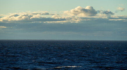 Obraz premium Small waves in the sea at sunset