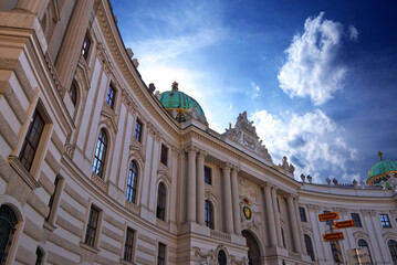 Wiener Hofburg vor blauem Sommerhimmel