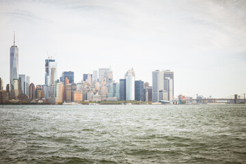 Obraz premium Wieżowce widziane z wody