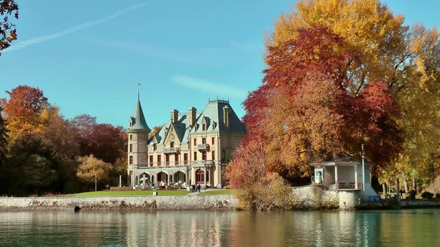 Schloss Schadau am Thunersee im Herbst, Kanton Bern, Schweiz