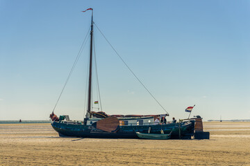 A boat ship sail vessel run upon the sands on Terschelling island; strike bottom; get aground