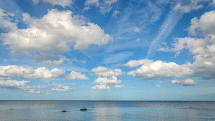 Obraz premium clouds in the blue sky over the sea