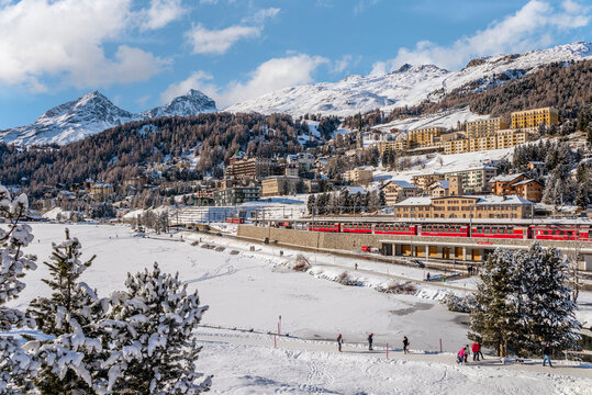 St.Moritz Dorf und Bahnhof im Winter, Engadin, Schweiz