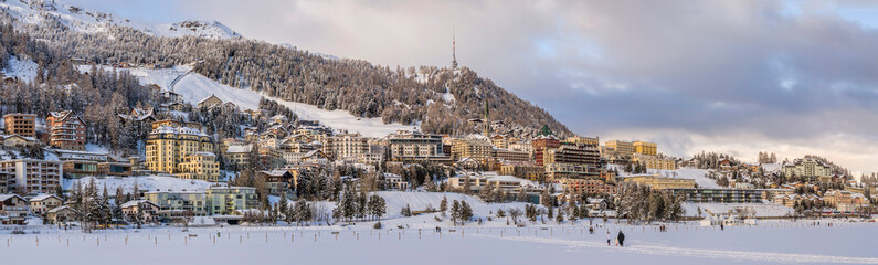Aussicht auf St.Moritz im Winter, Engadin, Graubünden, Schweiz
