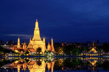 Naklejka premium Świątynia Wat Arun o zmierzchu w Bangkoku w Tajlandii.