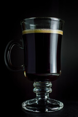 taza de cafe sobre fondo obscuro