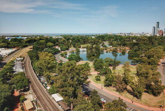 Paseo y vistas aereas en el parque el rosedal; rodeado de muchos tipos de flores, ubicado en los bosques de palermo Buenos Aires, Argentina