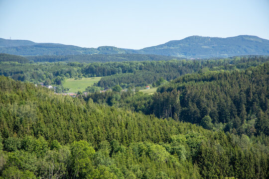 Kapelle &uuml;ber dem Dorf im Tal am Rande der schw&auml;bischen Alb