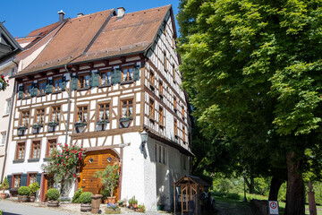 Gut gepflegtes Fachwerkhaus mit Rosenstrauch