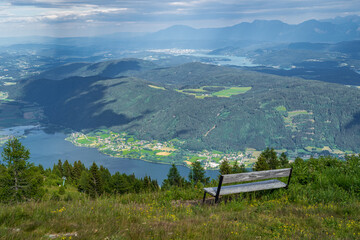 Urlaub in Österreich - Wandern in Kärnten mit Blick auf den Ossiacher See