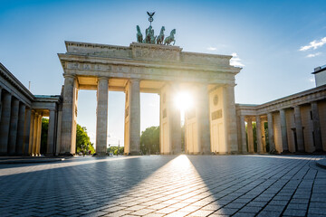 Obraz premium sun shining through brandenburg gate berlin germany 