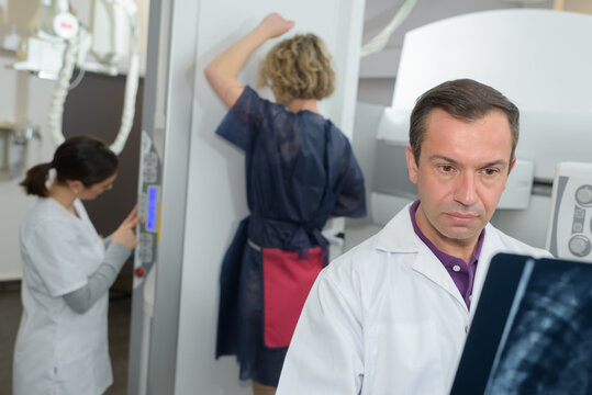 doctor preparing patient for mammogram test