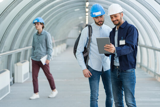 young engineers under a tunneldesign walkway