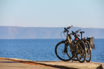 Obraz na płótnie Canvas Two bike near the sea