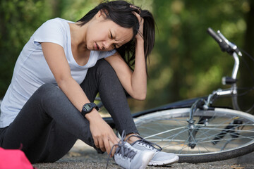 upset woman after falling off her bicycle