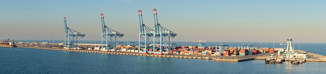 Verladekräne  im Containerhafen von Manama