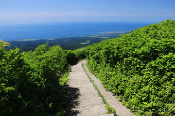 鳥海山　鉾立展望台からの景色　登山道と日本海