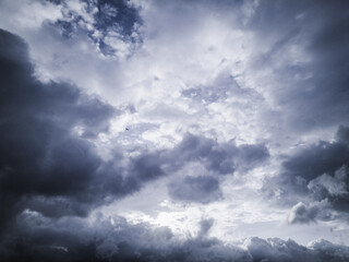 Obraz premium Plane flying with enough clouds