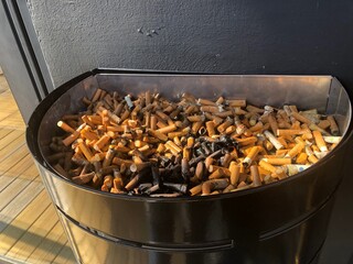 Cendrier et ses mégots