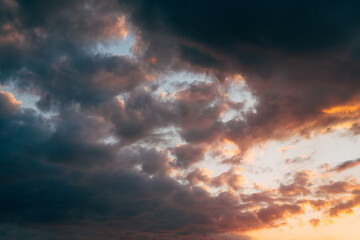 Fototapeta na wymiar sunset sky with dark clouds 