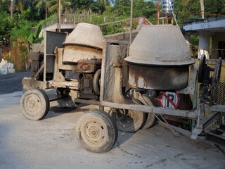 Molen, a concrete mixer machine that has a residue of dry cast dough