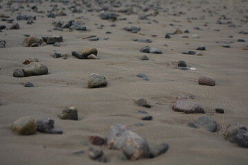 Fototapeta na wymiar rocas en la arena