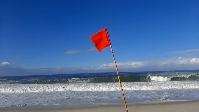 Mar agitado com bandeira vermelha - Red flag hanging on the beach, no swimming.