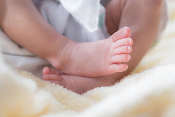 Obraz na płótnie Canvas The foot of Asian newborn