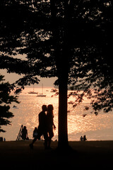 Fototapeta na wymiar 夕焼けの海辺を歩くカップル　シルエット