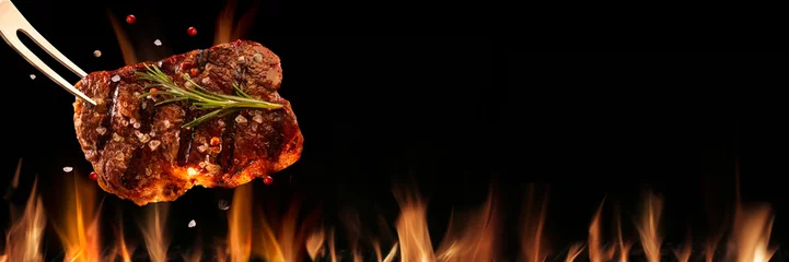 Gordijnen Biefstuk vallen op de grill met vuur. Braziliaanse barbecue © paulovilela
