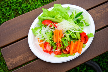 新鮮でおいしい野菜サラダは健康を保つ大事な食材