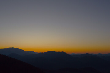 Silhouetten der Alpen im Sonnenuntergang