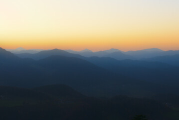 Silhouetten der Alpen im Sonnenuntergang