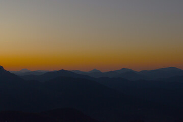 Silhouetten der Alpen im Sonnenuntergang