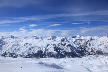 Obraz premium Panoramic view of the mountains of France on a winter sunny day. Haute Savoy, France. Snow Park.