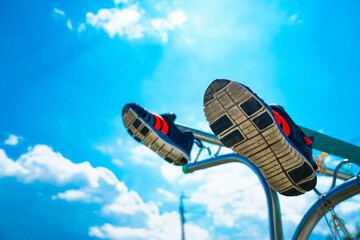 濡れた子供靴の天日干し