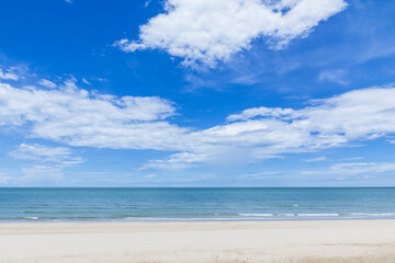 Fototapeta na wymiar Beautiful sky with beach and tropical sea