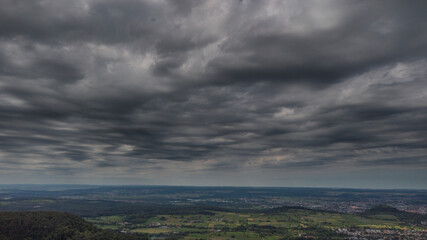 Fototapeta na wymiar Graue Wolken über dem Land