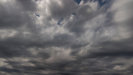 Dunkle Gewitterwolken