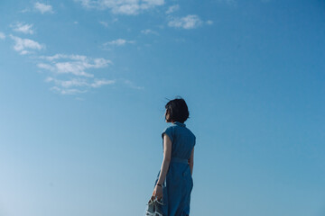 空を眺める女性